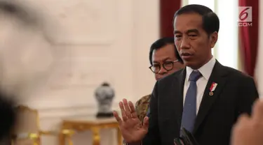 Presiden Joko Widodo (Jokowi) memberikan keterangan seusai bertemu CEO Bukalapak Achmad Zaky di Istana Merdeka, Sabtu (16/2). Dalam kesempatan itu Jokowi meminta seluruh pihak untuk menghentikan gerakan uninstall Bukalapak.com. (Liputan6.com/Angga Yuniar)