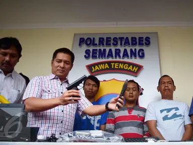 Tim Resmob Polrestabes Semarang saat rilis barang bukti milik komplotan pencuri spesialis rumah kosong di Halaman Polrestabes Semarang , Minggu ( 19/6). Berbagai barang di gondol oleh pelaku mulai dari barang elektronik hingga perhiasan. (Gholib)