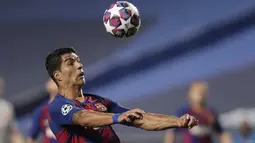 Penyerang Barcelona, Luis Suarez mengontrol bola saat bertanding melawan Bayern Munchen pada perempat final Liga Champions di stadion Luz di Lisbon pada 14 Agustus 2020. Suarez akan menerima gaji lebih kecil di Atletico daripada yang ditawarkan klub lain. (AFP/Manu Fernandez)