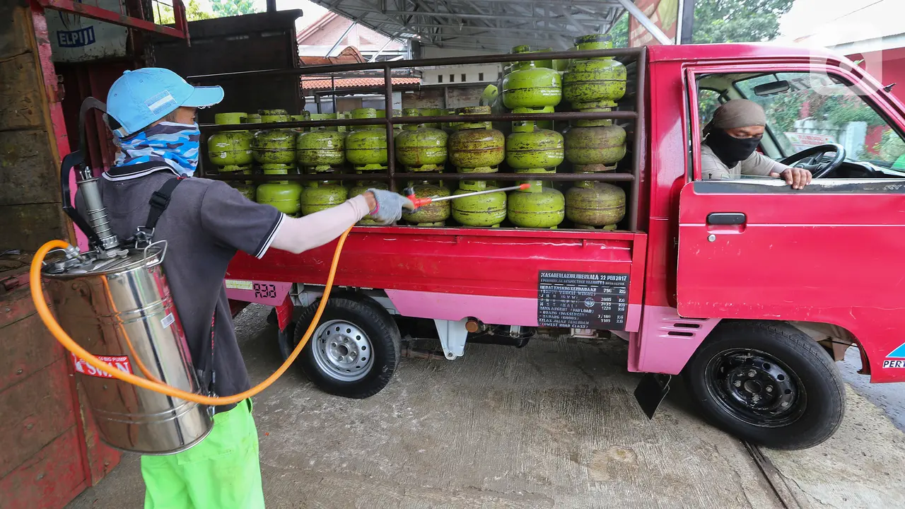 Lawan Covid-19, Tabung Gas LPG Disemprot Disinfektan di Bojongsari, Depok