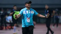 Pelatih kepala Barito Putera, Rahmad Darmawan memberikan instruksi kepada pemainnya saat laga lanjutan BRI Liga 1 2023/2024 antara Persija Jakarta melawan Barito Putera di Stadion Patriot Candrabhaga, Bekasi, Sabtu (07/10/2023). (Bola.com/Bagaskara Lazuardi)