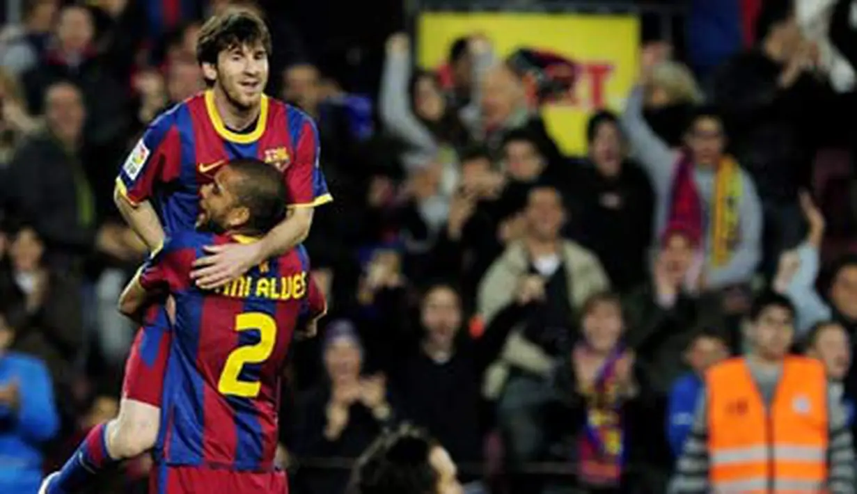 Striker bintang Barcelona Lionel Messi merayakan gol dengan Daniel Alves saat mengalahkan Osasuna 2-0 dalam  lanjutan La Liga di Nou Camp, 23 April 2011.AFP PHOTO/JOSEP LAGO