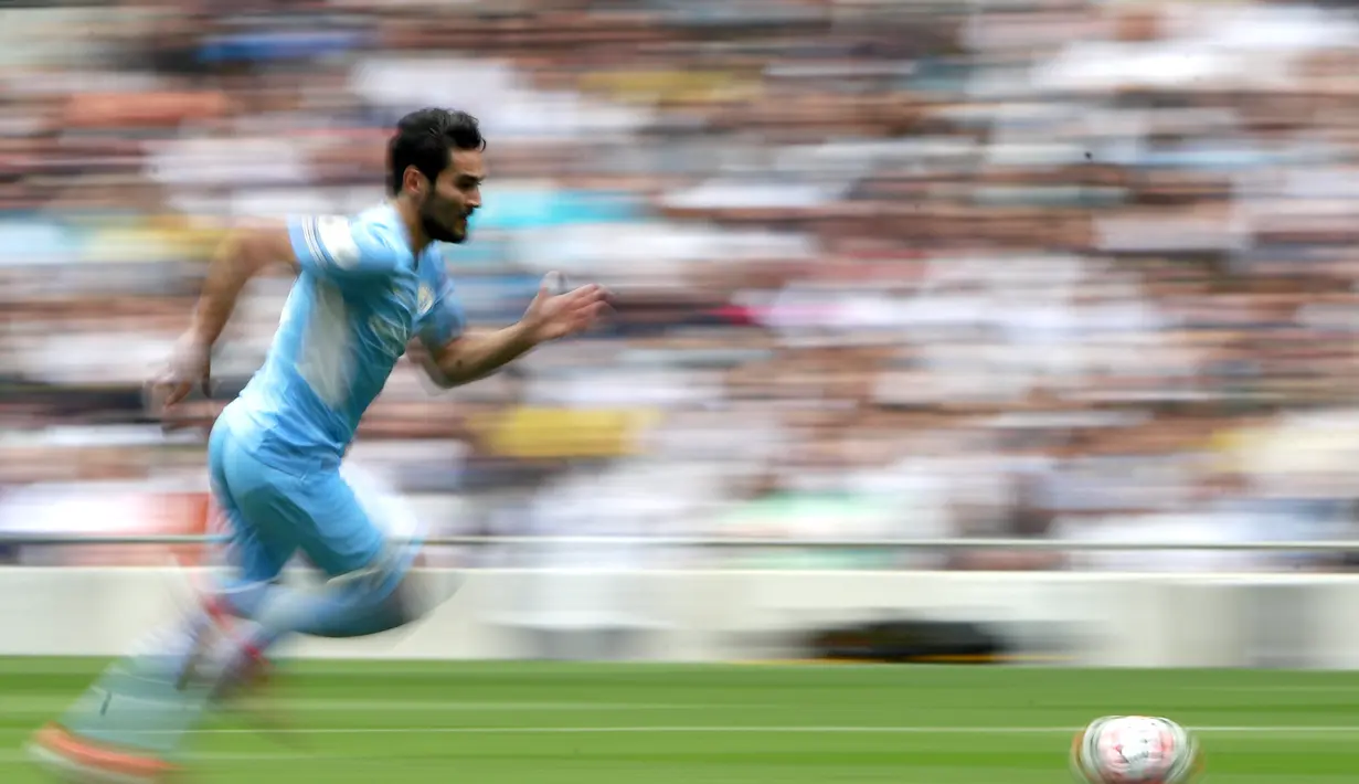 Gelandang Manchester City, Ilkay Gundogan membawa bola saat bertanding melawan Tottenham Hotspur pada pertandingan Liga Inggris di London, Minggu (15/8/2021).  Kemenangan ini mengantar Tottenham menempati peringkat ke-10 klasemen Liga Inggris musim 2021-2022. (AP Photo/Ian Walton)