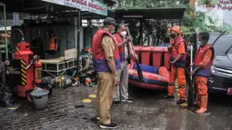 Petugas PPSU mendengarkan pengarahan sebelum melakukan simulasi penanganan banjir di Posko Siaga Bencana Kelurahan Sunter Agung, Jakarta, Senin (18/10/2021). Kegiatan dalam rangka memeriksa kesiapan tim dan perlengkapan SAR untuk penanganan banjir saat musim penghujan. (merdeka.com/Iqbal S. Nugroho)