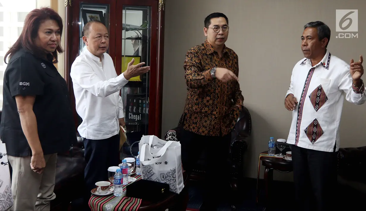 Dubes Timor Leste untuk Indonesia Alberto Carlos (kanan) bersama Sekretaris SCM Gilang Iskandar (dua kanan) dan Pemred SCTV dan Liputan6.com Mohamad Teguh (dua kiri) bertemu jajaran EMTEK dan SCM Group di Jakarta, Kamis (9/8). (Liputan6.com/JohanTallo)