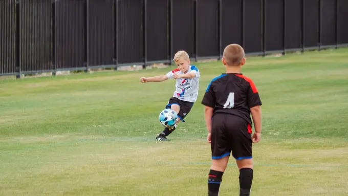 Ilustrasi anak disabilitas bermain bola