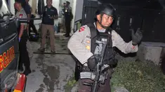  Anggota tim Gegana Polda Metro Jaya, berjaga jaga di kediaman LO pelaku bom Alam Sutra Tangerang yang berada di Perumahan Banten Indah Permai, Unyur Kota Serang, Rabu (28/10/2015) . Suara ledakan terdengar dari Toliet pria di lantai LG. (Istimewa)