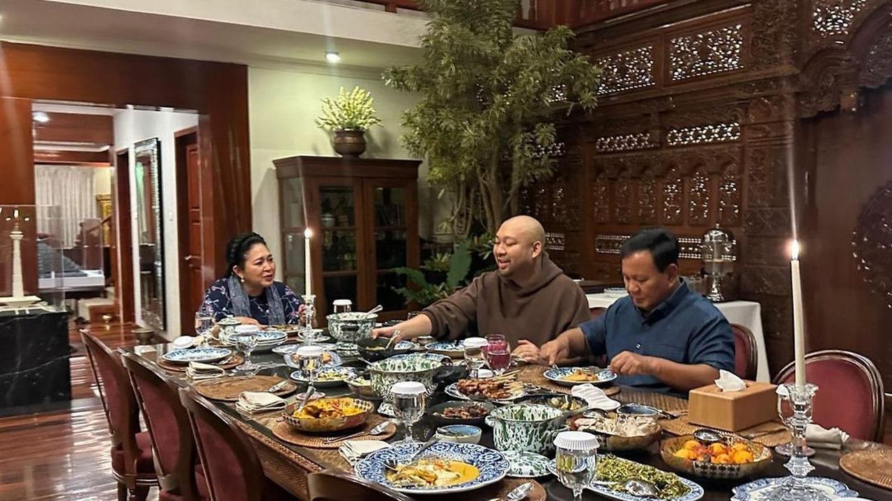 Berbagai makanan juga tampak tersaji di atas meja makan yang besar dan panjang.
