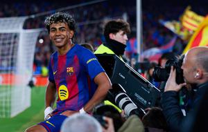 Lamine Yamal kembali mencuri perhatian dengan mencetak sejarah baru di Liga Champions saat Barcelona meraih kemenangan besar atas Newcastle United. (AP Photo/Joan Monfort)