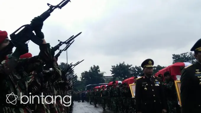 Tembakan Salvo Sambut Kedatangan Jenazah Korban Heli di Poso