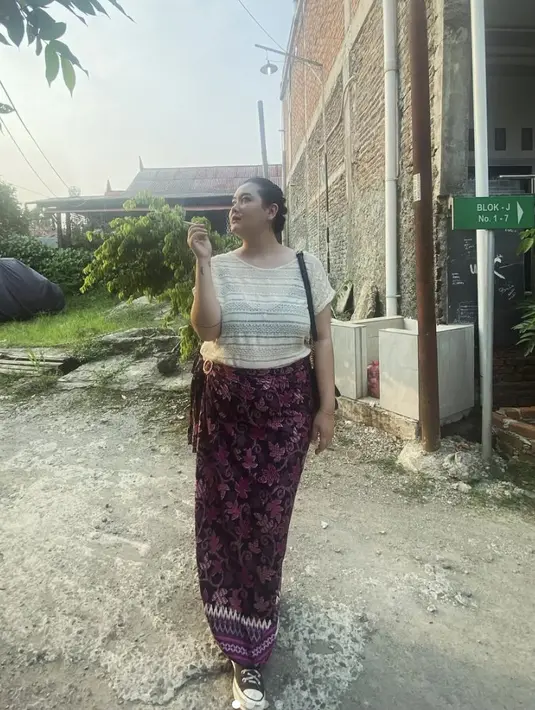 Kali ini, ia juga memadukan t-shirt dengan kain batik.  [Foto: Instagram/ Talitha Curtis]