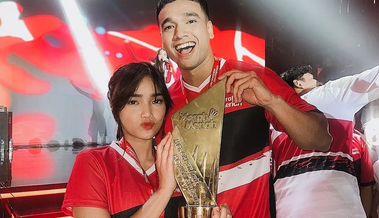 Fuji tampil menawan dengan makeup natural menggunakan lip tint kemerahan. Ia pun juga membentuk alis mata yang bikin wajahnya terlihat definitif [@fuji_an]