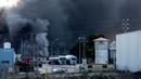 Kebakaran terjadi di perusahaan kimia Indukern di kawasan industri Fuente del Jarro, Paterna, Valencia, Spanyol, Rabu (8/2). (AFP PHOTO / Biel Alino)
