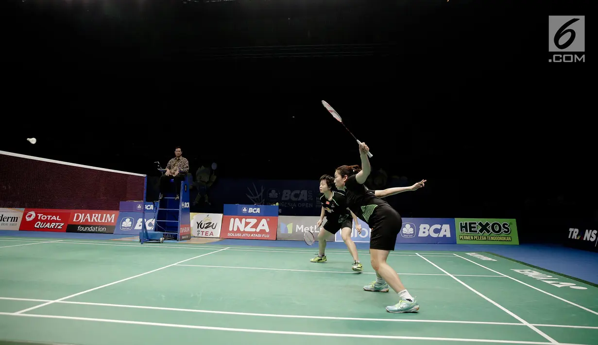 Ganda putri China Chen Qingchen dan Jia Yifan saat berlaga melawan Ganda putri Korea Chang Ye Na dan Lee So Hee dalam partai final kejuaraan BCA Indonesia Open 2017 di Jakarta, Minggu (18/6). (Liputan6.com/Faizal Fanani)
