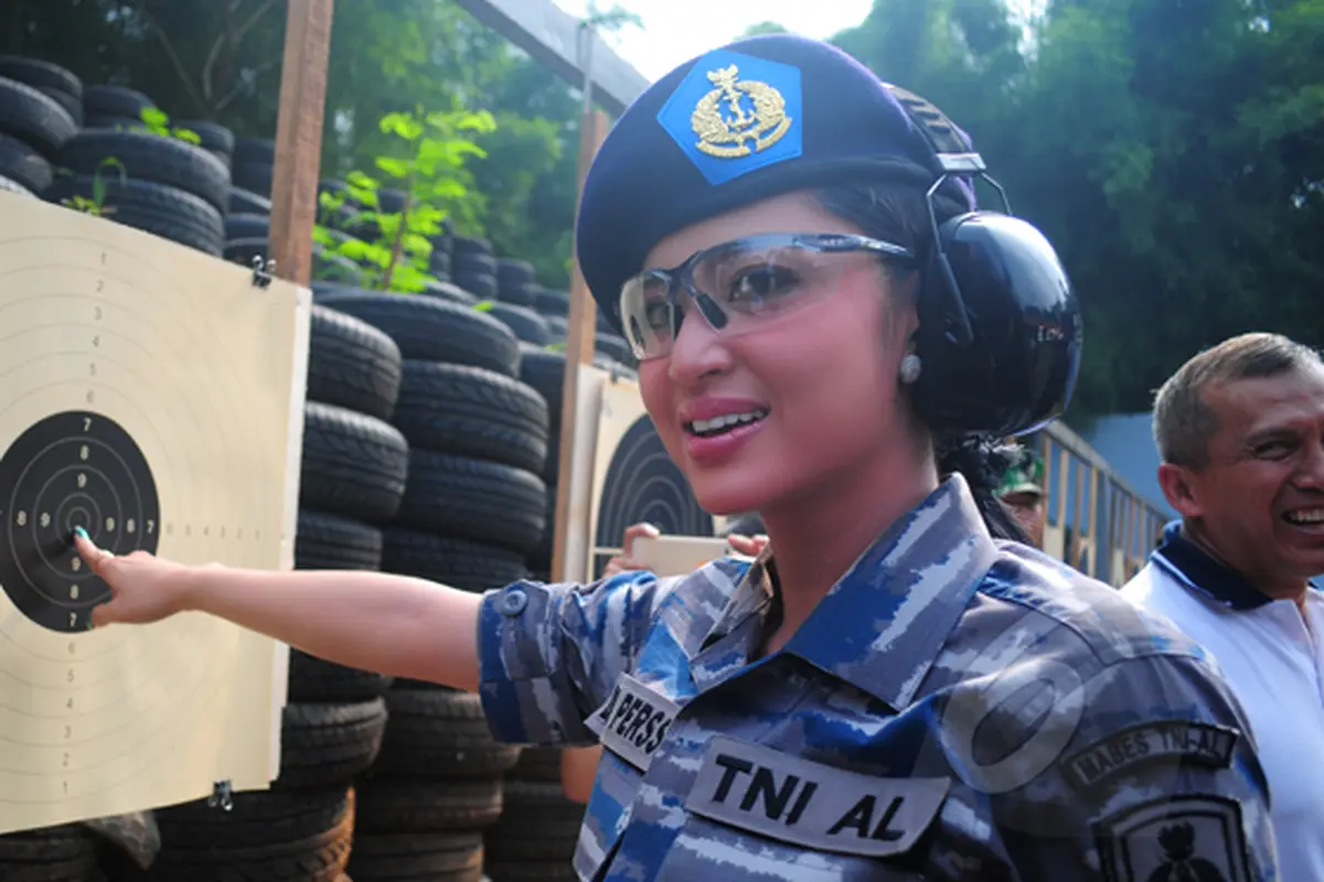 Gaya Dewi Persik Saat Berseragam TNI AL