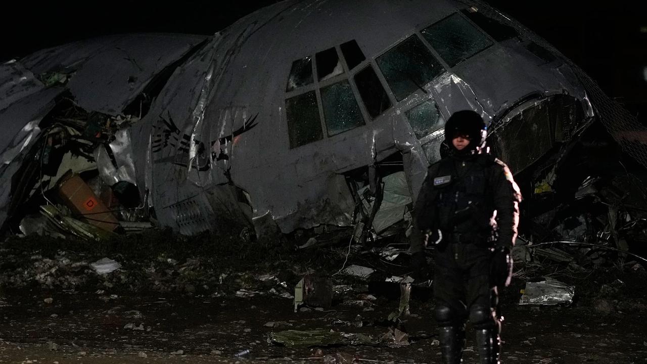 FOTO: Pesawat Militer Pembawa Uang Jatuh di Bolivia, 15 Orang Tewas