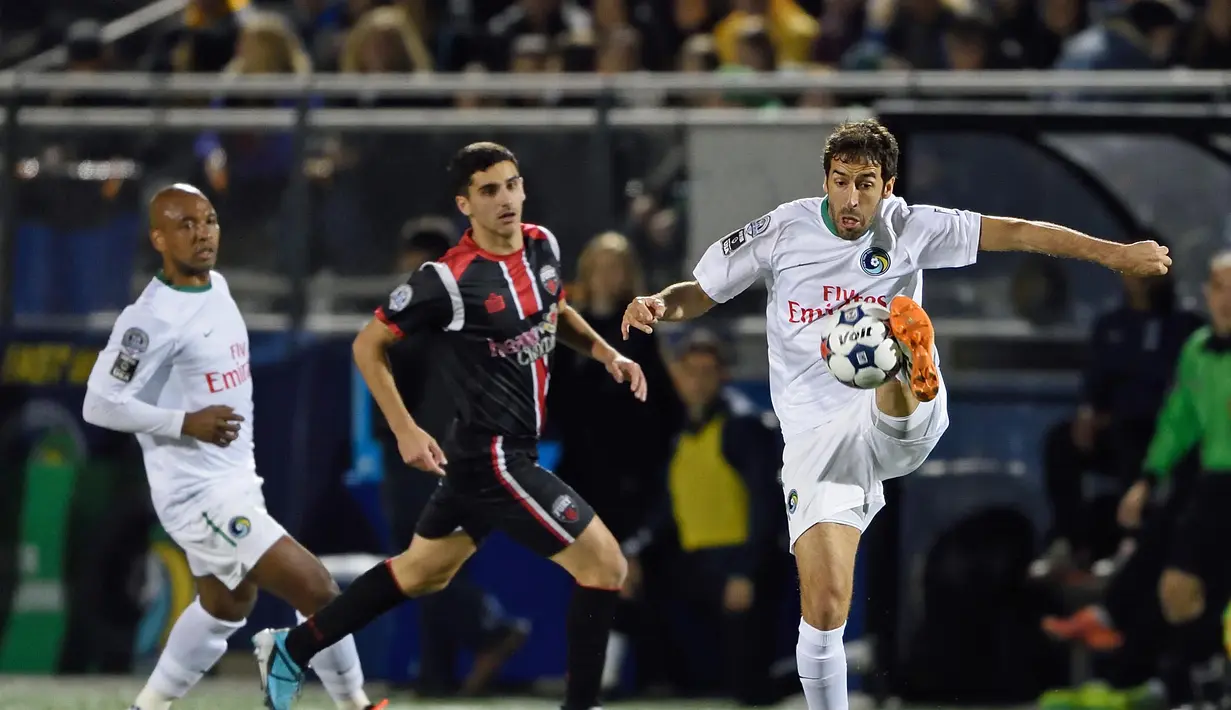 Pemain New York Cosmos Raul (kanan) mengontrol bola pada laga Final NASL Championship antara, NY Cosmos dan Ottawa Fury di Hempstead, New York, Minggu(15/11/2015).  Cosmos menang 3-2. (AFP Photo/Don Emmert)