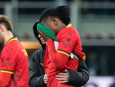 Pemain AC Milan, Rafael Leao, tak mampu menahan air mata saat timnya ditaklukkan Lazio dalam laga giornata 27 Serie A 2024/2025 yang digelar di San Siro, Senin (3/3/2025) dini hari WIB. (AP Photo/Antonio Calanni)