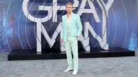 Aktor Ryan Gosling menghadiri pemutaran perdana film The Grey Man di TCL Chinese Theatre, Los Angeles, California, Amerika Serikat, 13 Juli 2022. Aktor berusia 41 tahun ini mengenakan kemeja putih di balik blazernya yang menarik perhatian. (Amy Sussman/Getty Images/AFP)