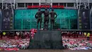 Patung trio Manchester United George Best (kanan), Denis Law (tengah), dan Bobby Charlton terlihat sebelum pertandingan sepak bola Grup A Liga Champions antara Manchester United dan Copenhagen di Stadion Old Trafford, Manchester, Inggris, Selasa (24/10/2024). (AP Photo/Dave Thompson)