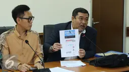 Kuasa hukum Eko Patrio memperlihatkan salah satu media yang memberitakan tidak benar saat memberikan keterangan pers di gedung Dewan Pres, Jakarta, Rabu (21/12). (Liputan6.com/Herman Zakharia)