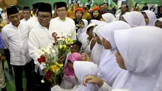 Ketua Umum Partai Hanura Oesman Sapta Odang menghadiri acara Buka Bersama Partai Hanura di Jakarta, Jumat (16/6). Acara buka bersama ini sebagai silaturahmi Partai Hanura dan dihadiri ribuan anak Yatim. (Liputan6.com/Johan Tallo)