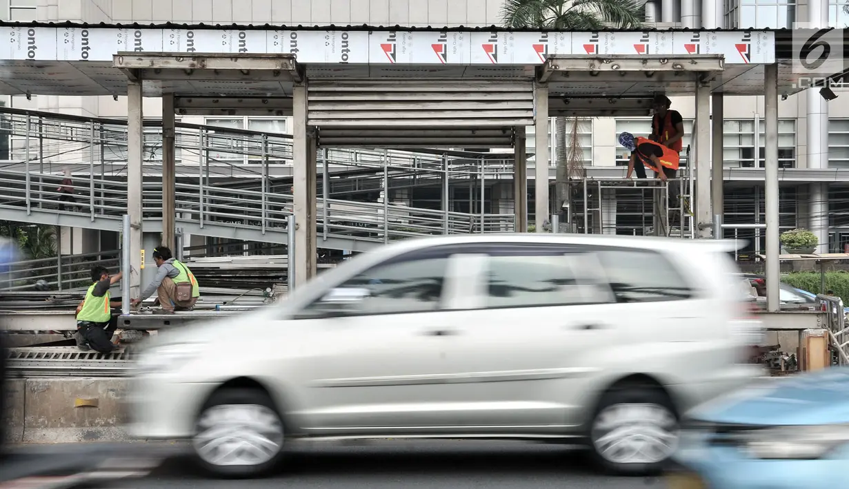 Kendaraan melintasi Halte Bus Transjakarta Gelora Bung Karno (GBK) di Jalan Jenderal Sudirman, Jakarta, Selasa (24/7). (Liputan6.com/Faizal Fanani)