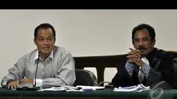 Muhtar Ependi didampingi penasehat hukumnya saat menjalani sidang lanjutan di Pengadilan Tipikor, Jakarta, Kamis (15/1/2015). (Liputan6.com/Miftahul Hayat)