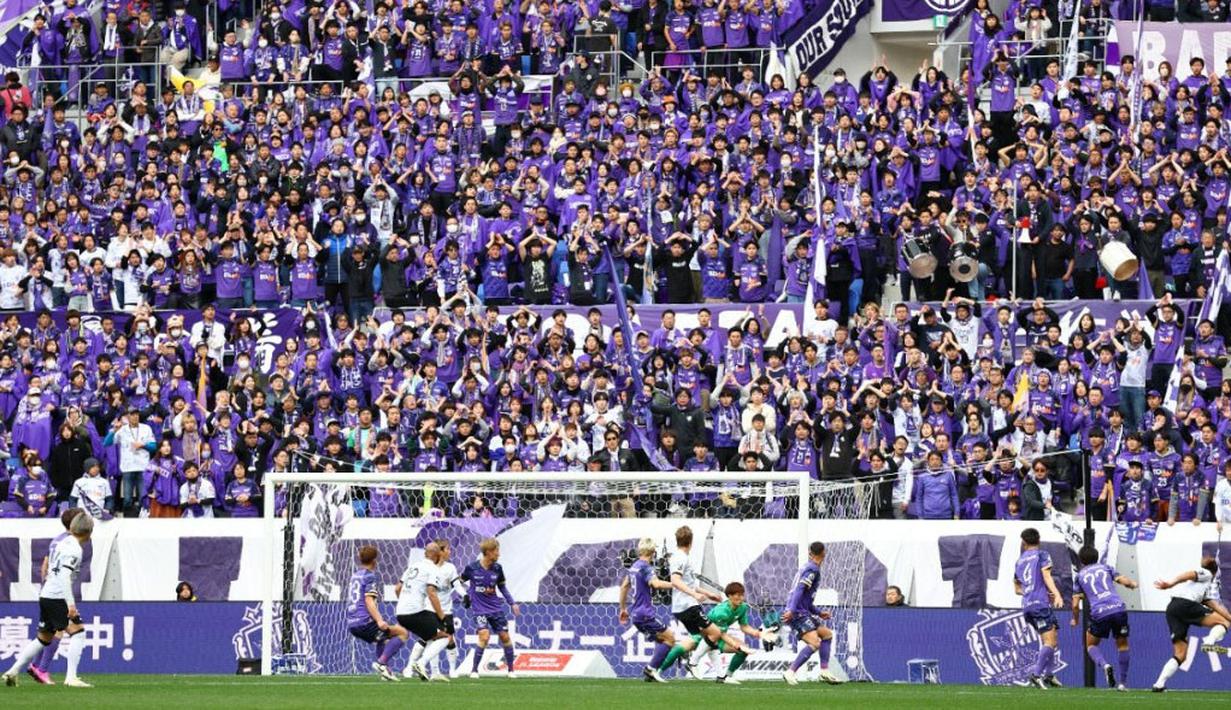 Penampilan stabil sepanjang dua musim terakhir membuat Sanfrecce Hiroshima mampu meraih papan atas klasemen J1 League meski tak banyak diunggulkan. Hal ini tentu menimbulkan optimisme para fans untuk kembali melihat tim kesayangannya jadi kampiun musim ini. (J.LEAGUE)