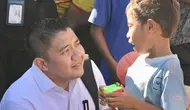 Seskab Teddy Bagikan Rubik dan Protein Bar ke Anak-Anak Korban Gempa NTT