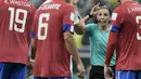 Wasit Stephanie Frappart berbicara kepada para pemain Kosta Rika selama pertandingan grup E Piala Dunia 2022 antara Kosta Rika dan Jerman di Stadion Al Bayt di Al Khor, Qatar, Jumat, 2 Desember 2022. Frappart sebelumnya telah menuliskan namanya ke dalam buku-buku sejarah, khususnya dalam dunia sepak bola. (AP Photo/Hassan Ammar)