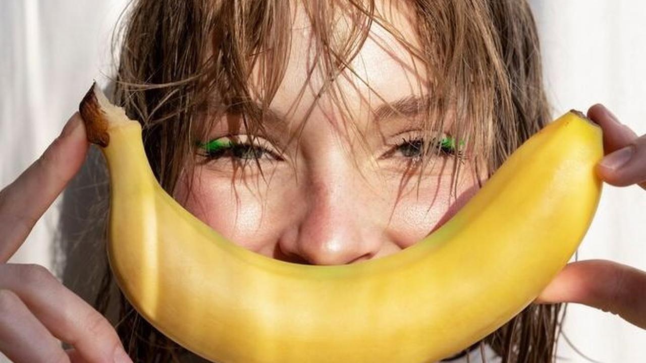 Pisang merupakan sumber elektrolit alami seperti halnya potasium yang dibutuhkan oleh tubuh untuk memiliki fungsi otot lebih baik. Kandungan kalium buah pisang juga sangat dibutuhkan untuk olahraga. Sebab, kadar kalium yang tidak optimal akan membuat otot