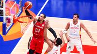 Pebasket Kanada, Dillon Brooks melakukan lay up pada laga Grup L Piala Dunia FIBA 2023 melawan Spanyol di Indonesia Arena, Senayan, Jakarta, Minggu (03/09/2023). Kanada lolos ke babak perempat final setelah menang dengan skor 88-85. (Bola.com/Bagasakara Lazuardi)