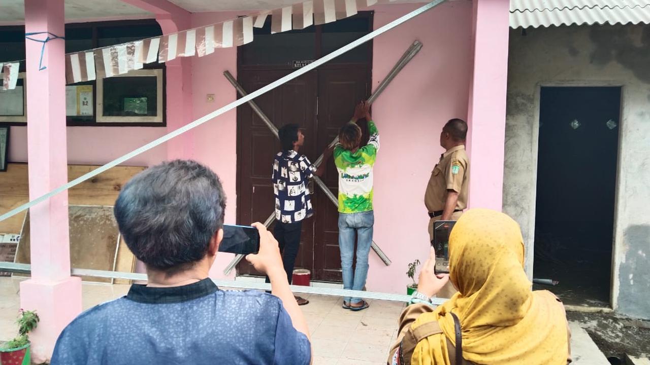 sekolah di lumajang disegel