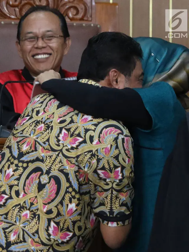 Ratna Sarumpaet Cipika Cipiki dengan Presiden KSPI di Sidang Kasus Hoaks