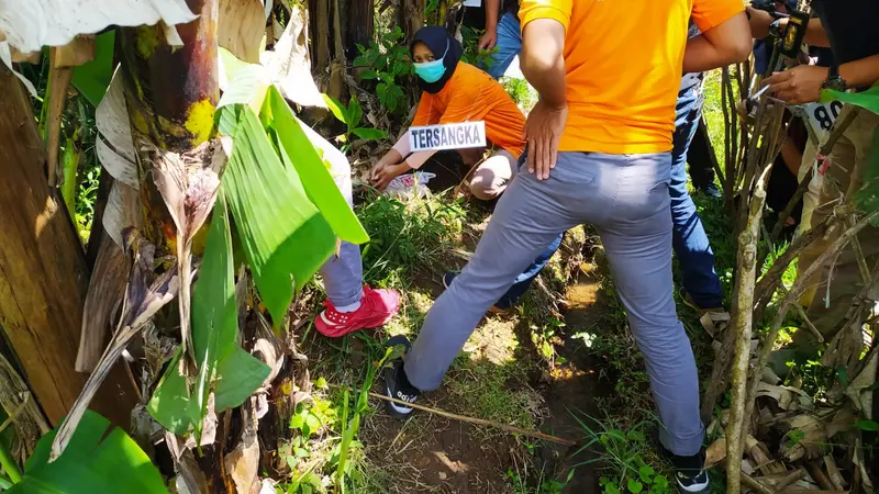 Beberapa penyidik polres Garut, Jawa Barat tengah mengamati proses penguburan jenzah bayi yang dilakukan tesangka S, dalam kasus pembuangan bayi yang ditemukan tanpa kepada di Garut.