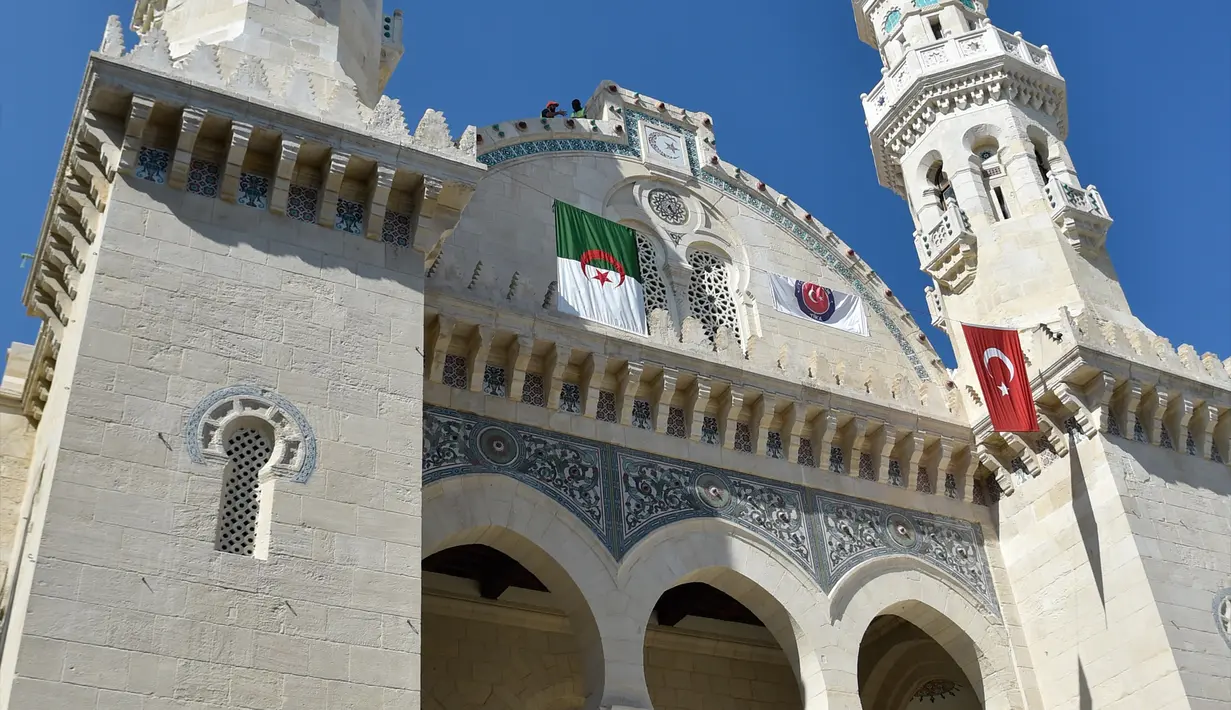 Kondisi bagian depan Masjid Ketchaoua atau Katsyawah yang berada di distrik Casbah, Aljir, Aljazair, Rabu (15/11). Setelah mengalami renovasi yang cukup lama, masjid ini siap dibuka kembali untuk umum. (AFP Photo/Ryad Kramdi)