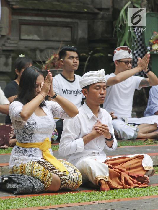 Umat Hindu melakukan sembahyang di Pura Aditya Jaya, Jakarta, Sabtu (17/3). Nyepi dirayakan dengan melakukan kegiatan keagamaan di pura. (Liputan6.com/Herman Zakharia)