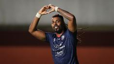 Carlos Fortes benar-benar menjadi mesin gol mematikan bagi Arema FC. Penyerang yang lihai mencari ruang dan punya naluri mencetak gol ini telah mengoleksi 5 gol dari 9 laga di BRI Liga 1. Hal tersebut membuat Singo Edan mampu menempati posisi ke-4 klasemen sementara. (Bola.com/Bagaskara Lazuardi)