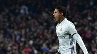 Pemain Real Madrid, Raphael Varane merayakan golnya saat melawan Sevilla pada laga Copa Del Rey di Santiago Bernabeu stadium, Madrid, (4/1/2017). (AFP/Gerard Julien)