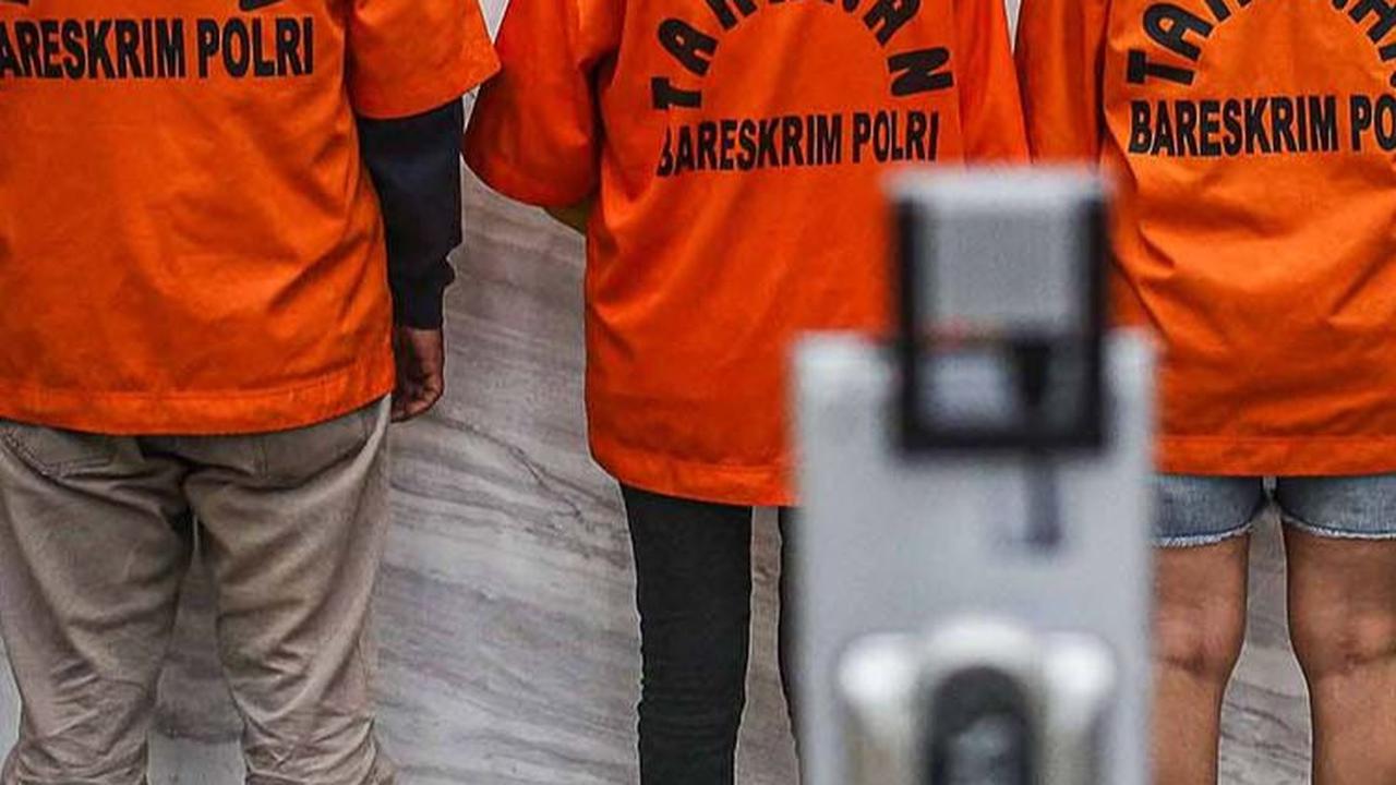 Dari 11 tersangka, satu orang diketahui bertindak sebagai koordinator dan sisanya membantu operasional judi online.