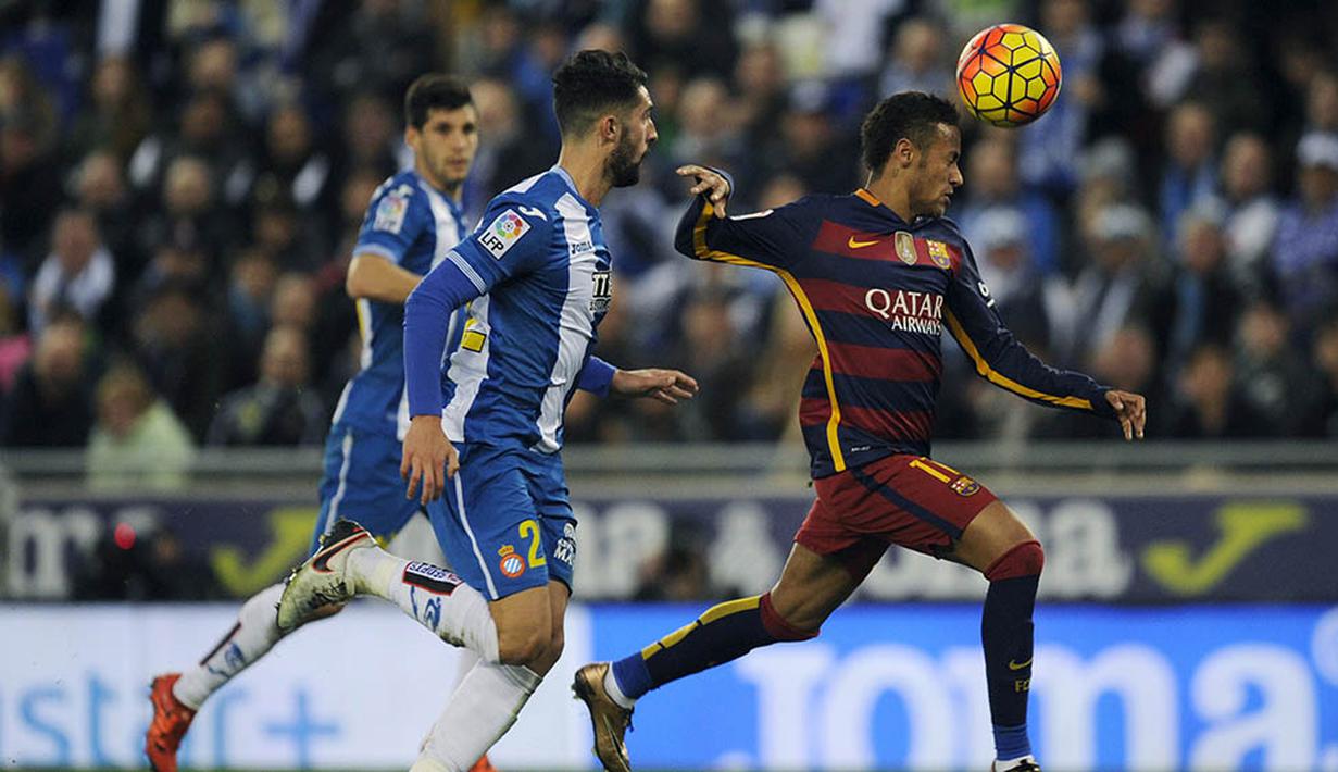 Penyerang Barcelona, Neymar, berusaha mengontrol bola saat dikejar pemain Espanyol, Alvaro Gonzales, pada laga La Liga Spanyol. Akibat hasil ini, Barca harus tertahan di posisi dua klasemen sementara. (Reuters/Stringer)