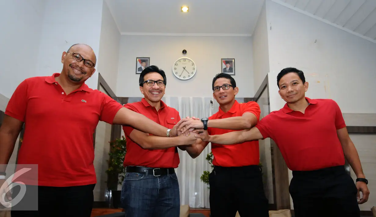 Ketua Umum PB PRSI, Sandiaga S Uno (kedua kanan) bersalaman dengan Tigor M Siahaan (Presiden Direktur CIMB Niaga) usai memberikan keterangan jelang KRAPSI di Jakarta, Kamis (17/12/2015). (Liputan6.com/Helmi Fithriansyah)