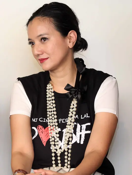 Pemeran Meimei dalam film Arisan 2 itu juga mengapresiasi para pemeran muda. Ia melihar para pemereran muda itu tidak hanya mengandalkan tampang, tapi juga mau belajar. (Nurwahyunan/Bintang.com)