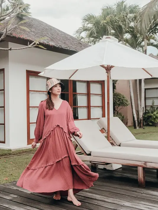 Saat sedang liburan, Shandy Aulia tampil santai dengan simple dress berwarna merah muda. Tampak mengenakan bucket hat, gaya seleb 34 tahun itu terlihat makin kekinian.(Liputan6.com/IG/@shandyaulia)