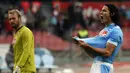 Edinson Cavani. Striker Uruguay berusia 35 tahun yang kini memasuki musim kedua bersama Manchester United pernah 3 musim berseragam Napoli di Serie A, 2010/2011 hingga 2012/2013. Ia memegang rekor pemain dengan jumlah hattrick terbanyak di Serie A dengan raihan 7 kali hattrick. (AFP/Carlo Hermann)