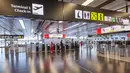 Orang-orang terlihat di terminal Bandara Internasional Wina di Wina, Austria, pada 15 Juli 2020. Jumlah volume penumpang di Bandara Internasional Wina selama periode Januari hingga Juni 2020 turun 65,3 persen ke angka 5,1 juta. (Xinhua/Georges Schneider)