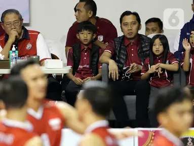 Presiden ke-6 RI yang juga pendiri dan pembina klub voli LavAni, Susilo Bambang Yudhoyono (SBY) menyaksikan langsung laga perdana Timnas voli putra Indonesia di turnamen SEA V League 2023, Padepokan Voli Jenderal Polisi Kunarto, Sentul, Bogor, Jawa Barat, Jumat (21/7/2023). Timnas voli putra Indonesia unggul tiga set langsung 25-20, 25-22, 25-19, atas Filipina. (Liputan6.com/Helmi Fithriansyah)