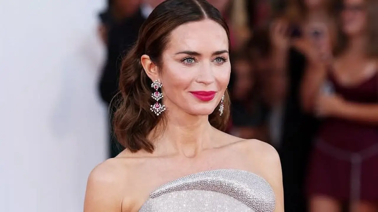 Emily Blunt Tampil Bersinar dalam Gaun Sparkling di Venice Film Festival 2025