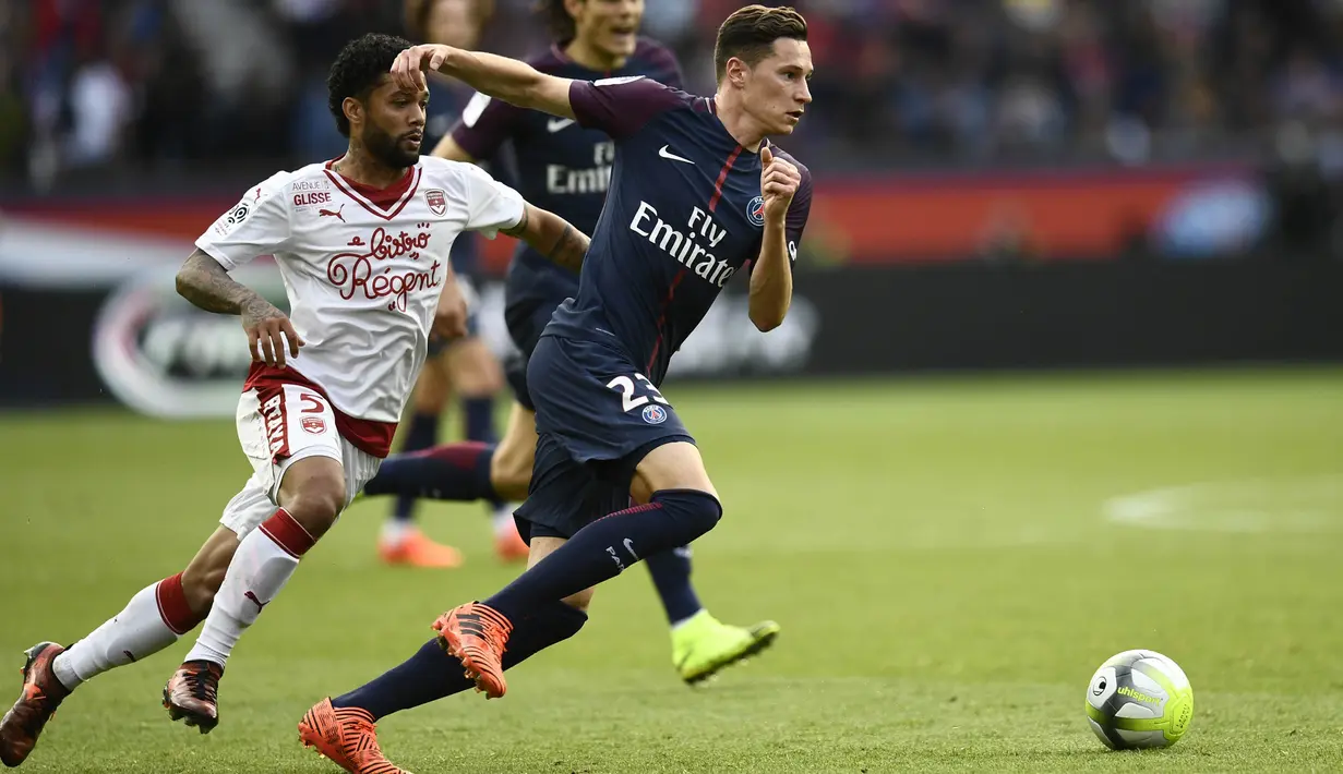 Gelandang PSG, Julian Draxler, berusaha melewati gelandang Girondins Bordeaux, Otavio, pada laga Liga 1 Prancis di Stadion Parc des Princes, Sabtu (30/9/2017). PSG menang 6-2 atas Girondins Bordeaux. (AFP/Christophe Simon)